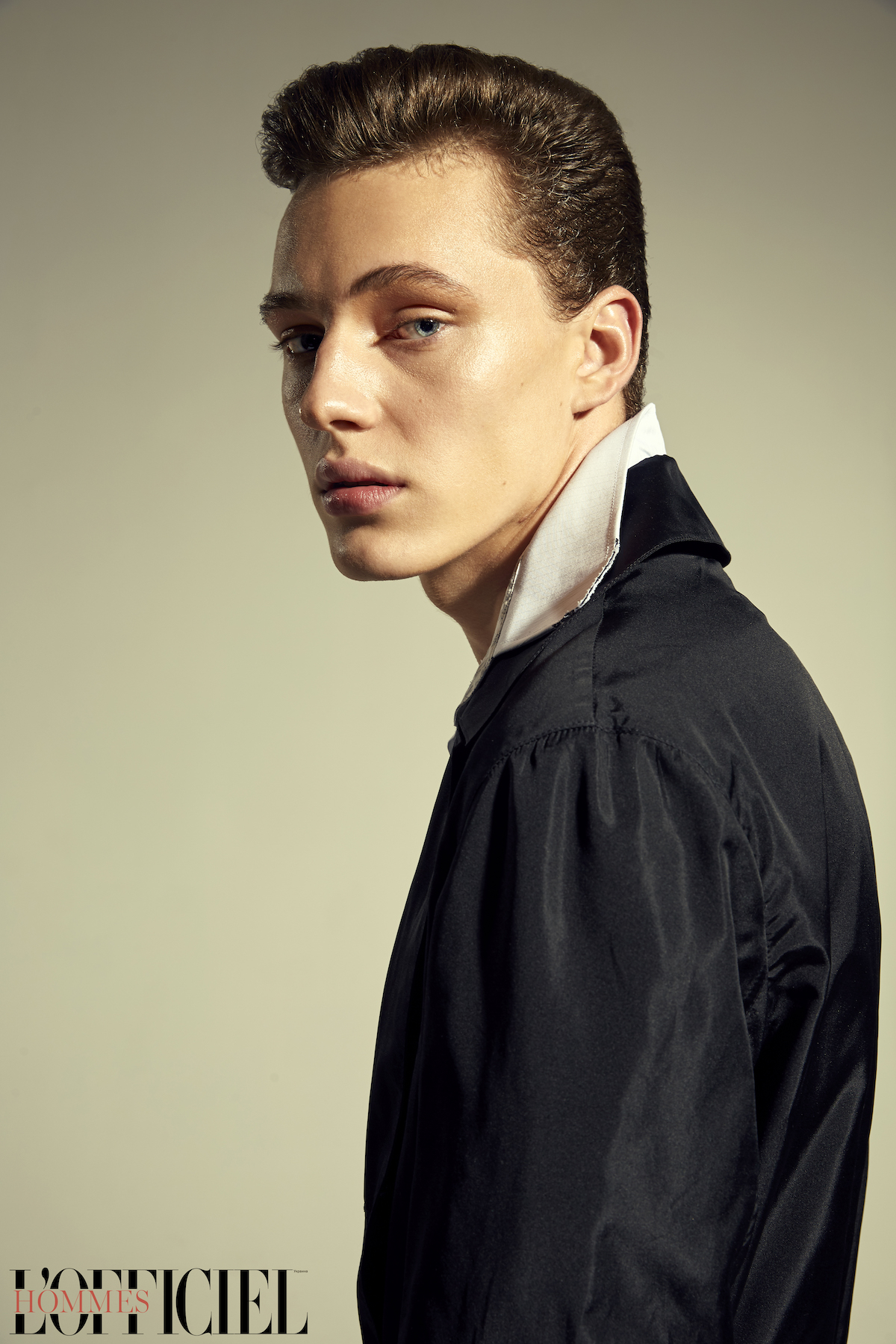 Рубашка  Frolov, плащ ARTEMKLIMCHUK 