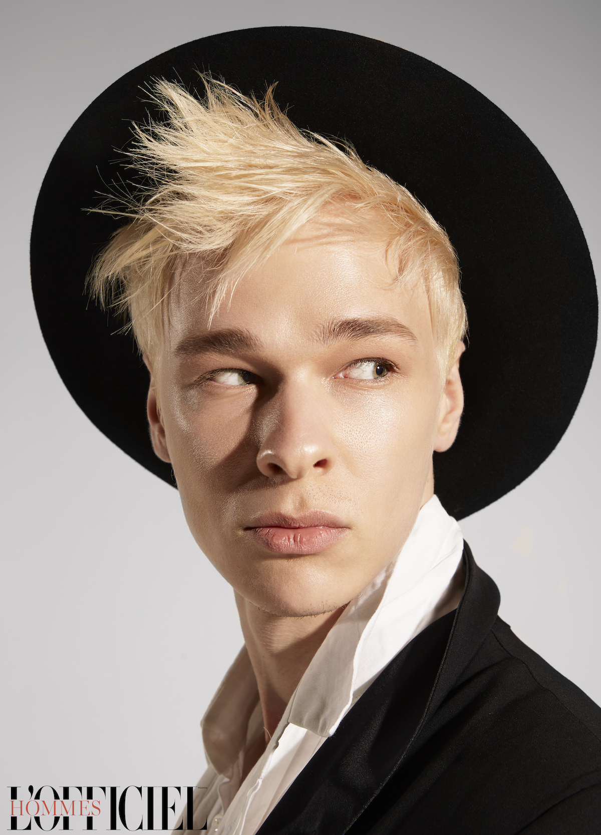 Рубашка ARTEMKLIMCHUK, комбинезон Frolov, шляпа-федора Ruslan Baginskiy