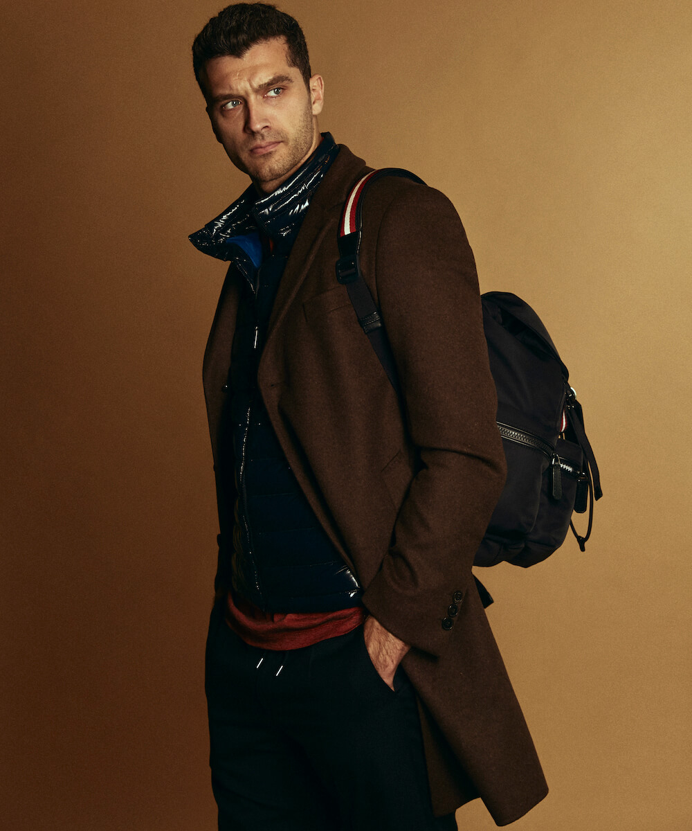 Пальто, жилет, рубашка поло, брюки – BOSS, рюкзак BALLY