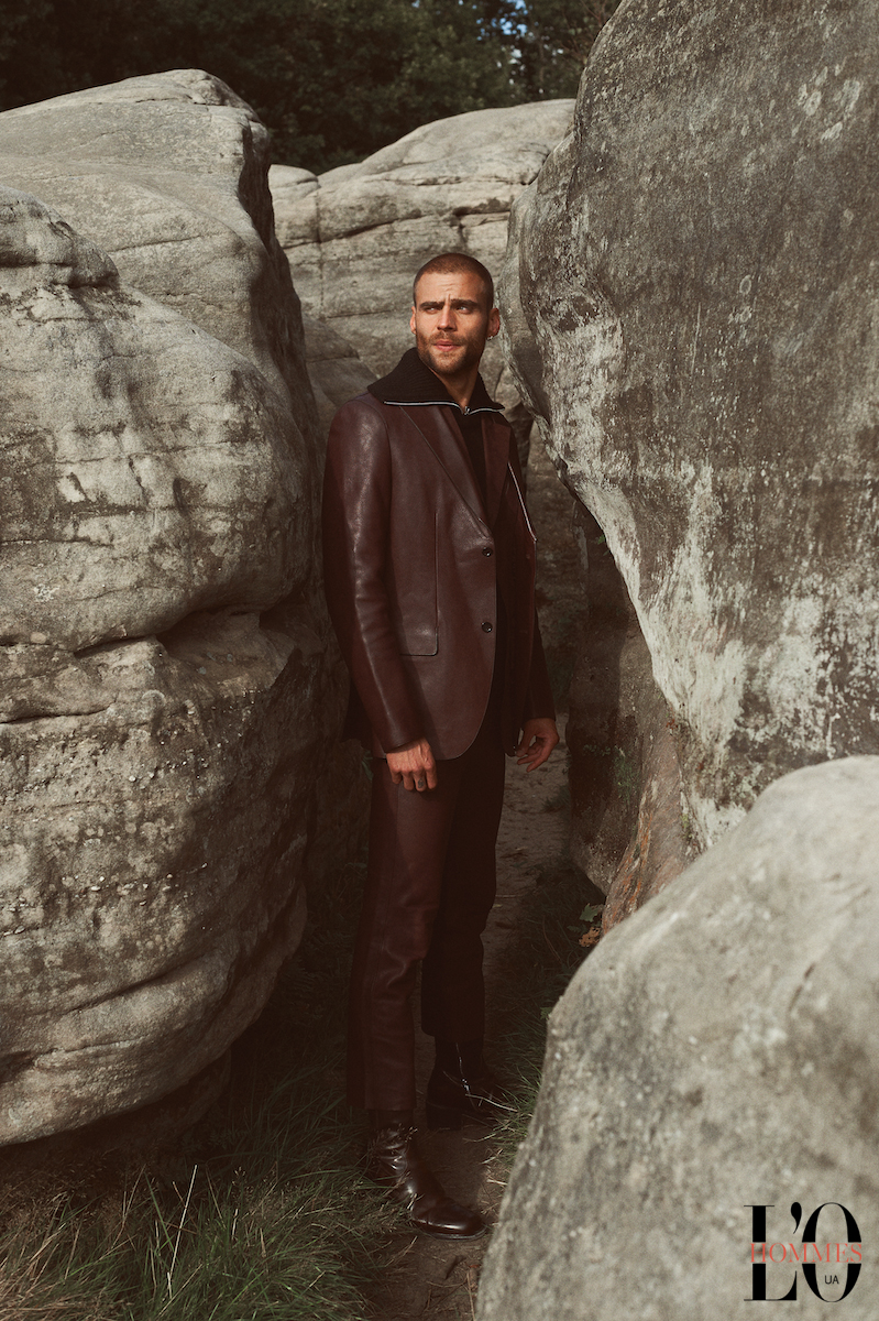 Джемпер, ботинки — Dries Van Noten, пиджак, брюки — Louis Vuitton 