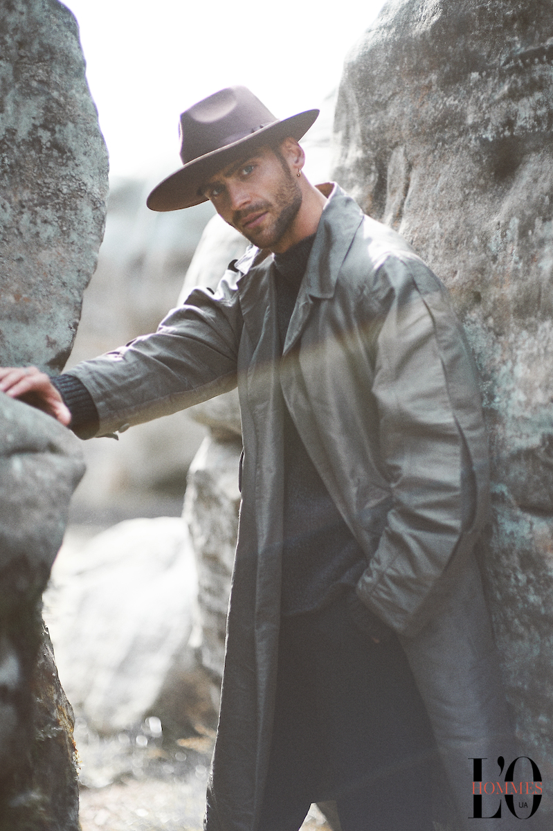 Свитер, пальто, брюки, ботинки — Dior, шляпа Gucci 