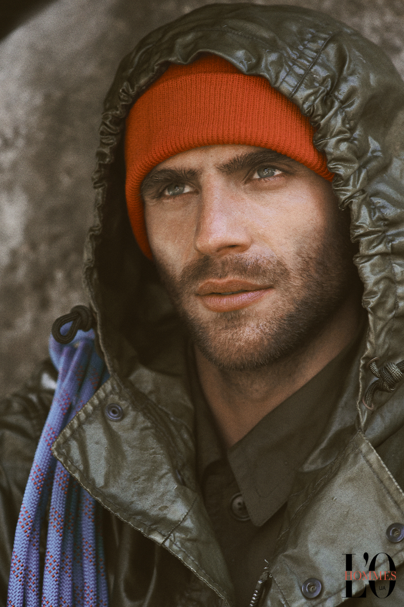 Тренч Dries Van Noten, шапка Acne Studios 