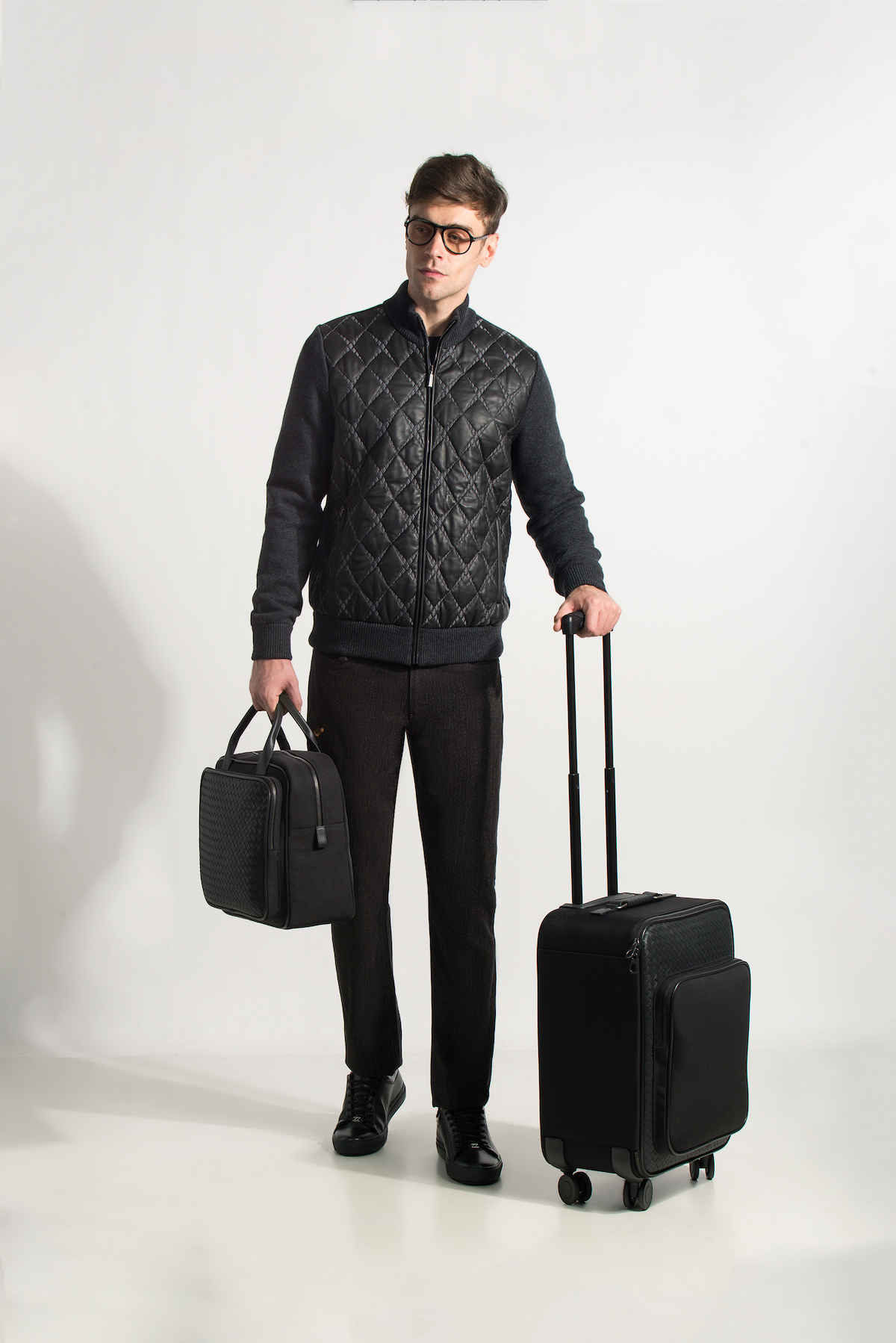 Кардиган, джинсы и кеды Zilli, сумка Bottega Veneta, очки Tom Ford