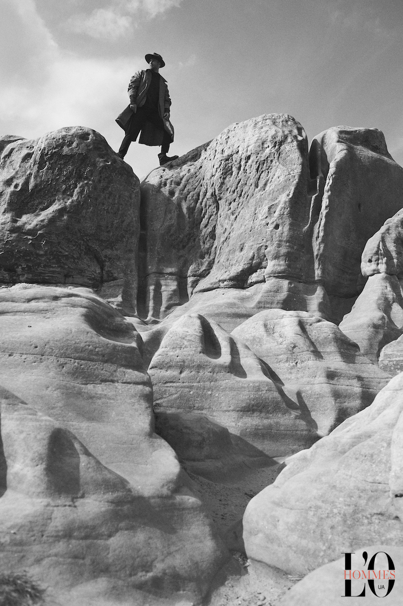 Свитер, пальто, брюки, ботинки — Dior, шляпа Gucci 