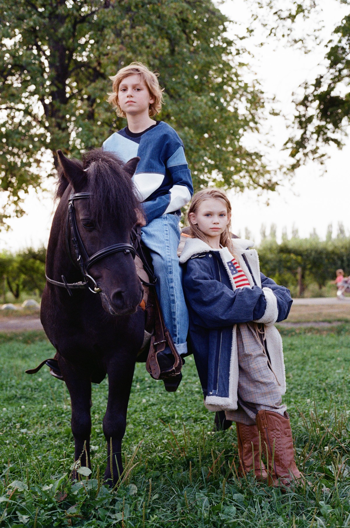 На Лукьяне свитшот Stella McCartney, джинсы RE/DonE (Asthik) и казаки A.M.G, на Маргарите джинсовая куртка Rachel Comey (Asthik), свитер Ralph Lauren, брюки A.W.A.K.E и казаки A.M.G 