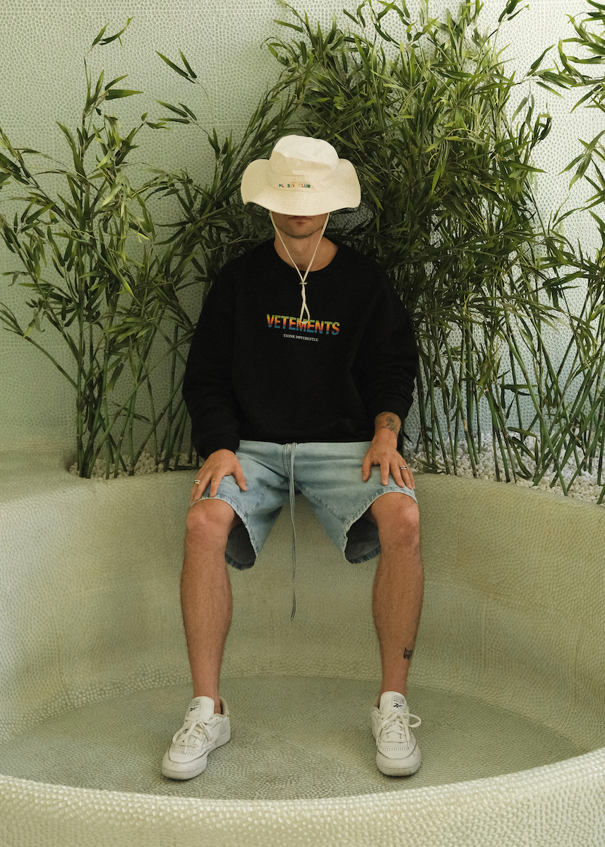 Свитер Vetements, шорты Acne Studios, панама Plastic Club, кроссовки Reebok X Maison Margiela, кольца Denis Music 