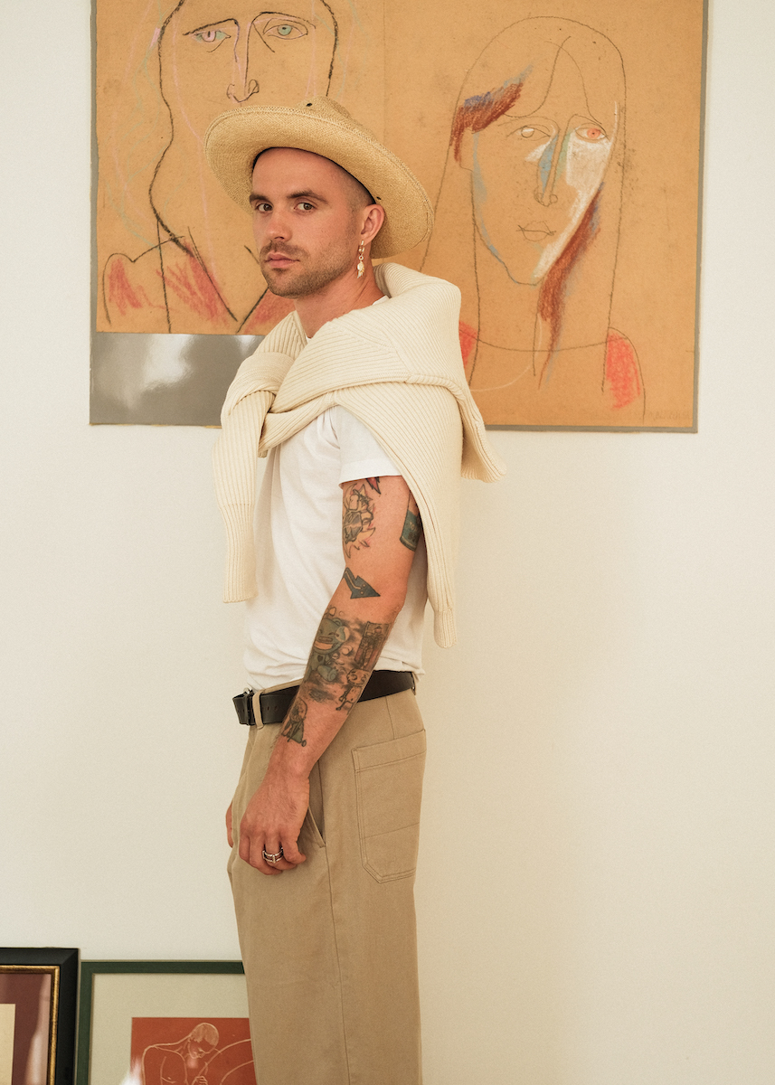 Свитер Andersen-Andersen, джинсы Acne Studios, шляпа Beams, ремень Filson, серьга Emanuele Bicocchi, кольцо Denis Music