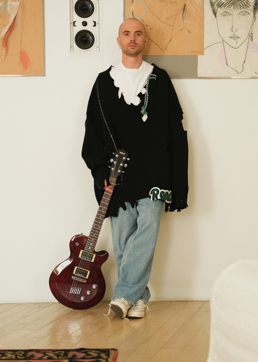 Футболка Acne Studios, свитер Raf Simons, джинсы Maison Margiela, кеды Converse 