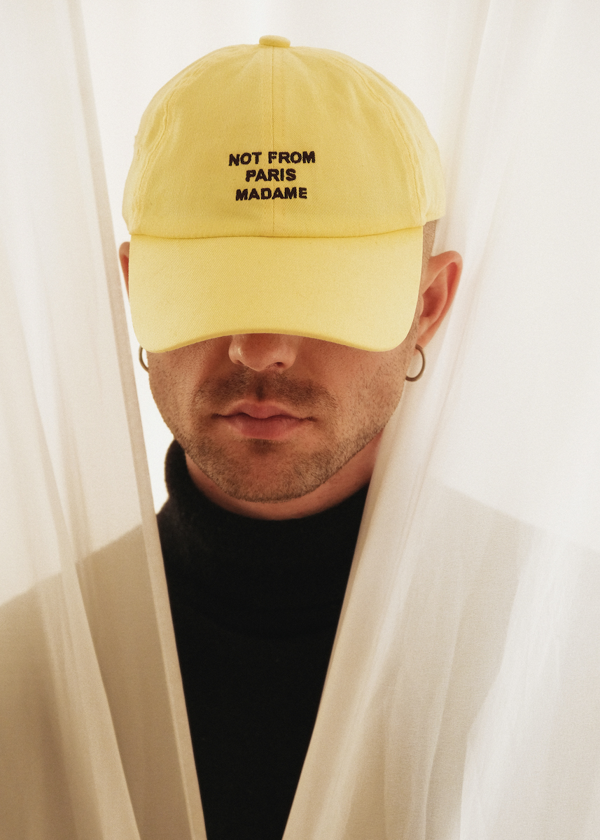 Водолазка Cos, кепка Drôle De Monsieur