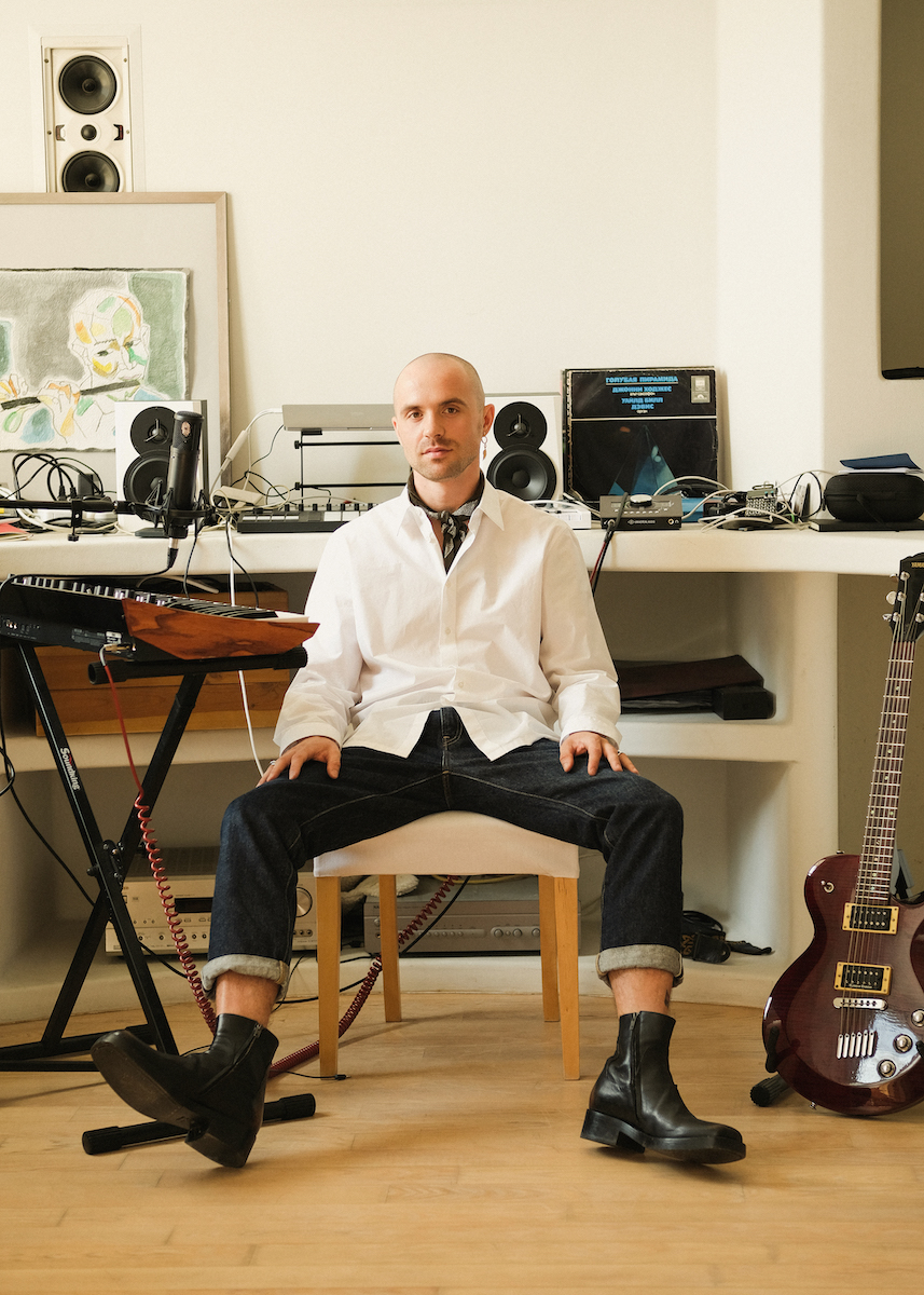 Рубашка, ботинки — Raf Simons, джинсы Uniqlo, платок Tom Ford, серьга Emanuele Bicocchi 