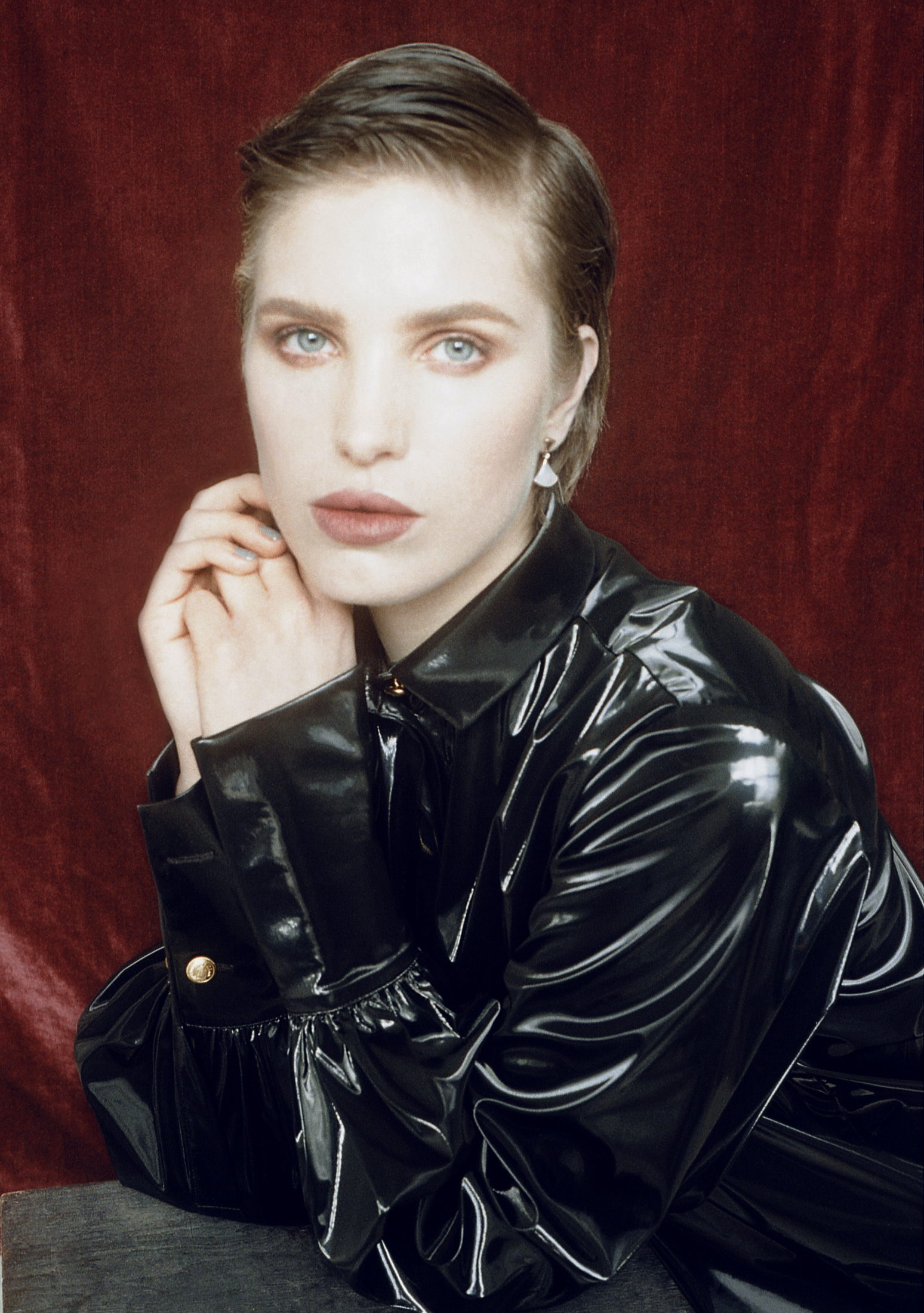 Сорочка Label one, серьги Bulgari 