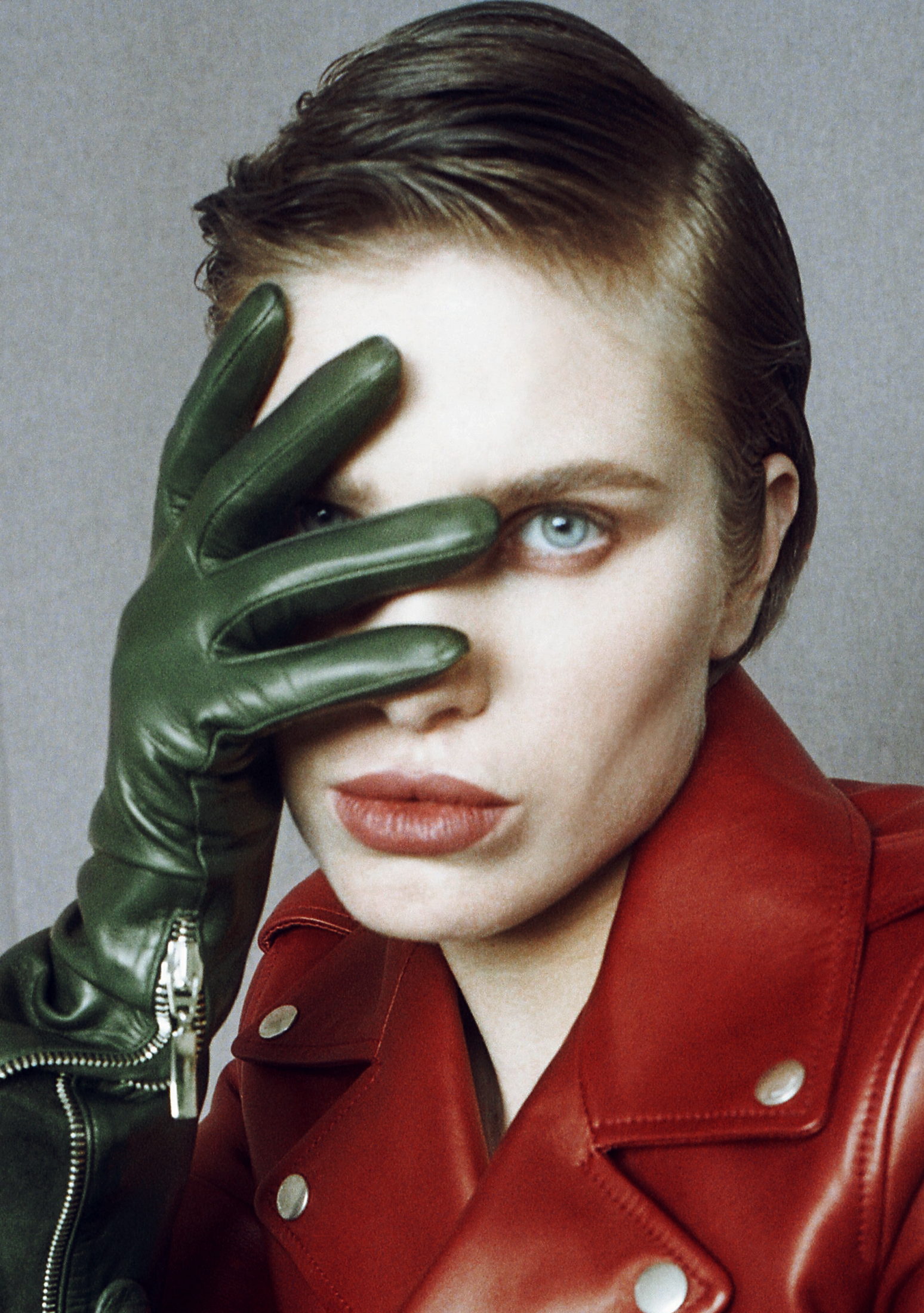 Косуха Saint Laurent, перчатки Lia Boo