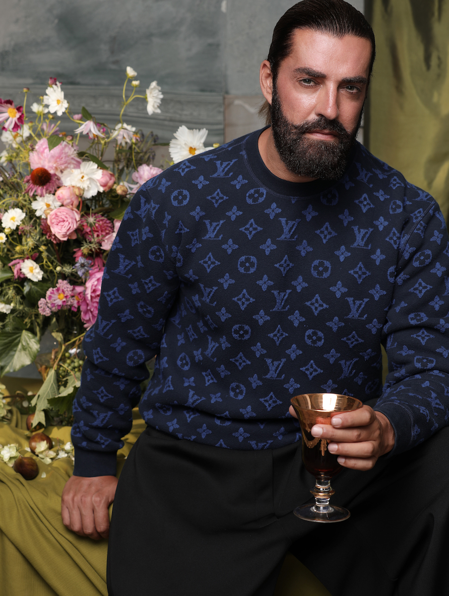 Свитшот, LOUIS VUITTON. Брюки, GIORGIO ARMANI