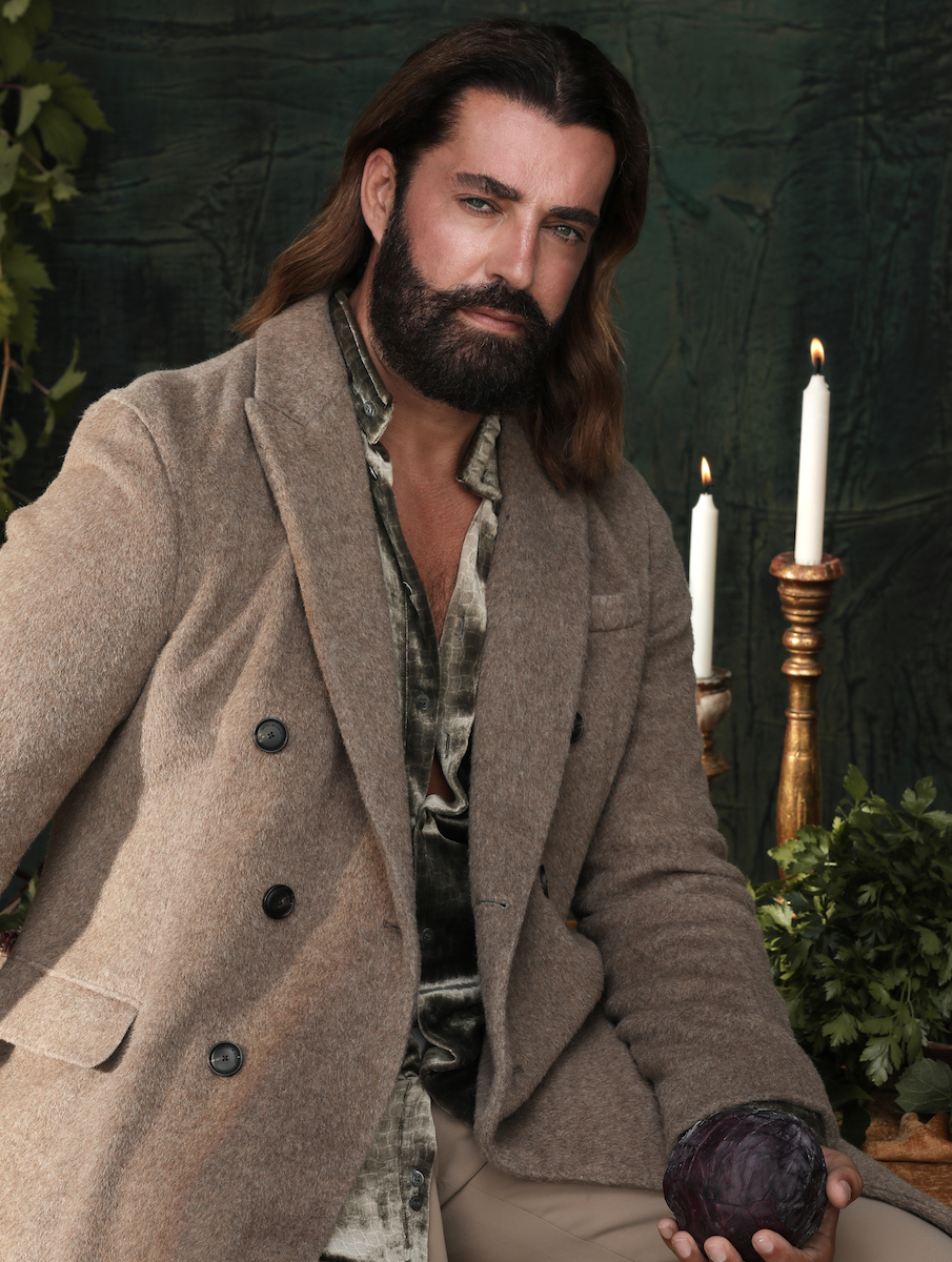 Рубашка, брюки, GIORGIO ARMANI. Пальто, EMPORIO ARMANI