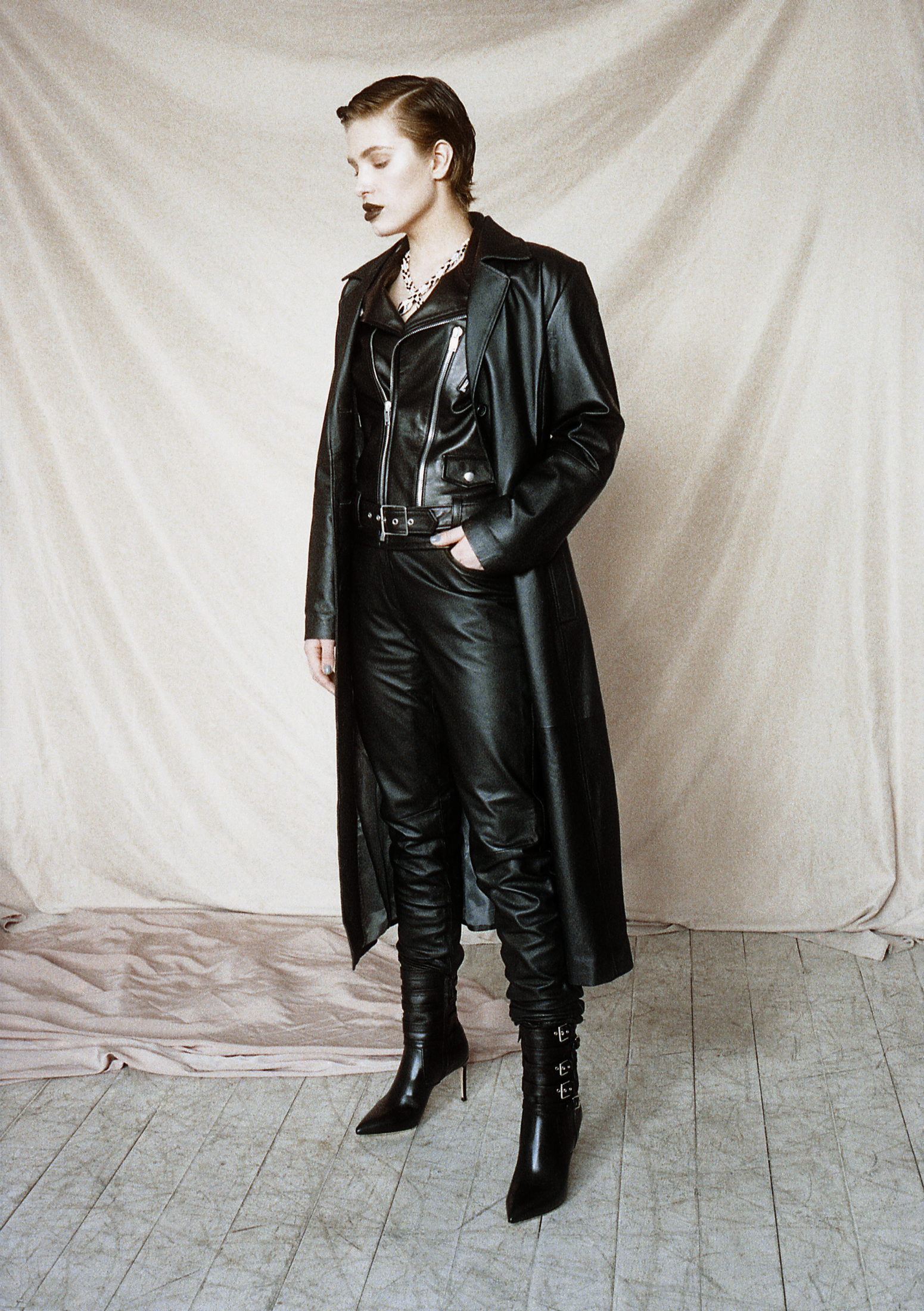 Косуха Saint Laurent, сапоги Casadei, колье Bulgari, винтажные кожаные плащ и брюки 