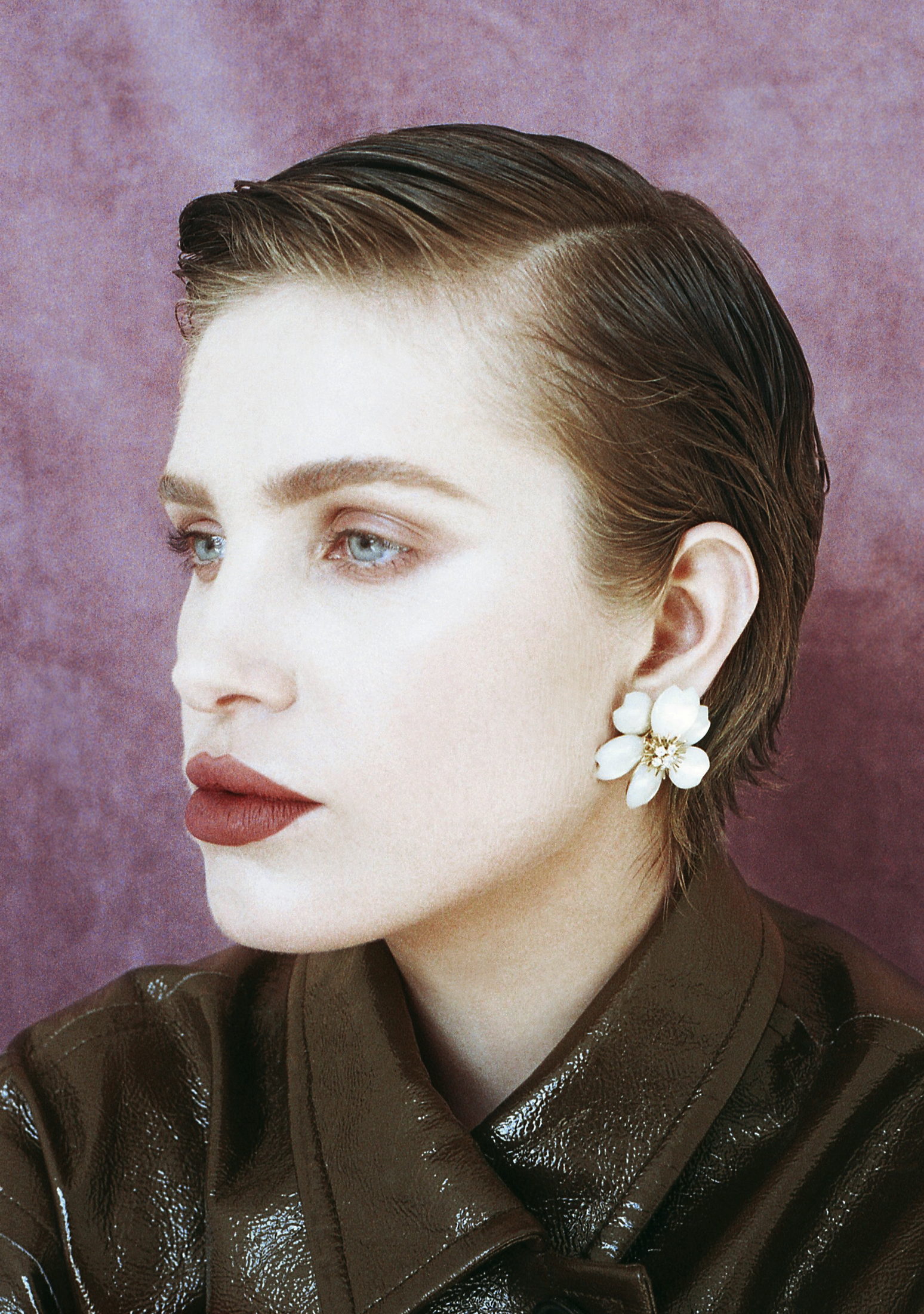 Плащ Sasha Kanevski, серьги Van Cleef & Arpels