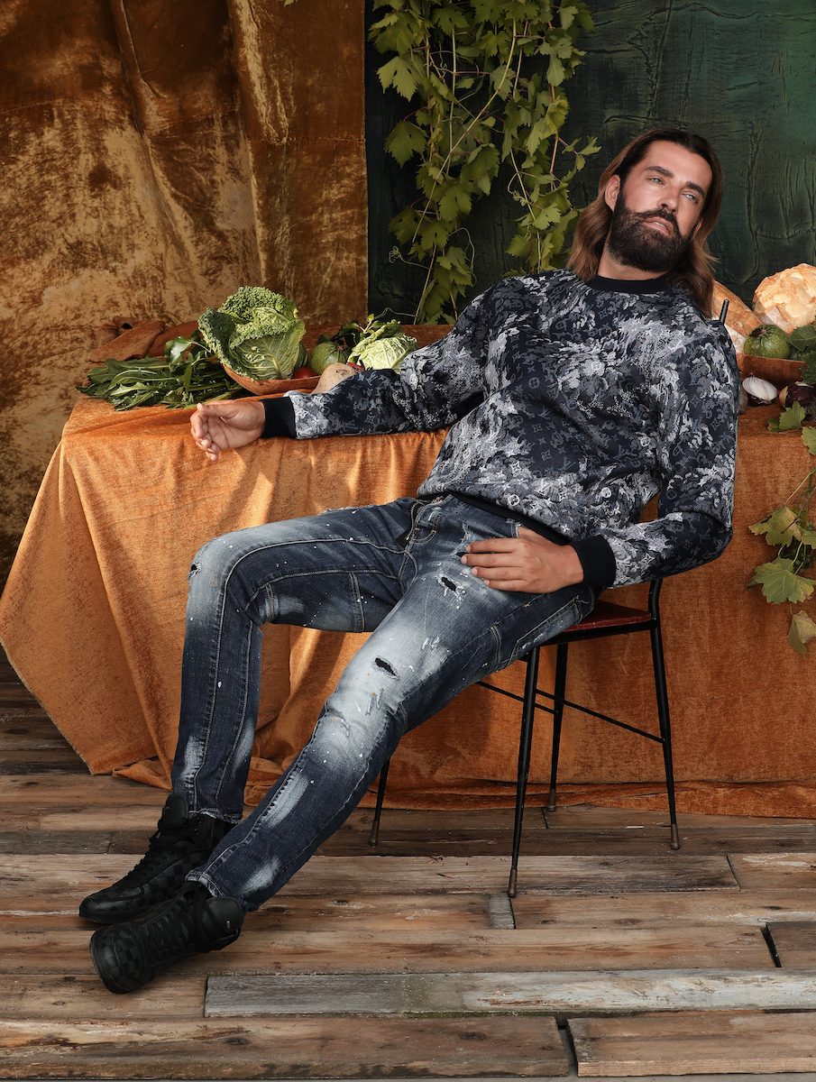 Свитшот, кеды, LOUIS VUITTON. Джинсы, DSQUARED2