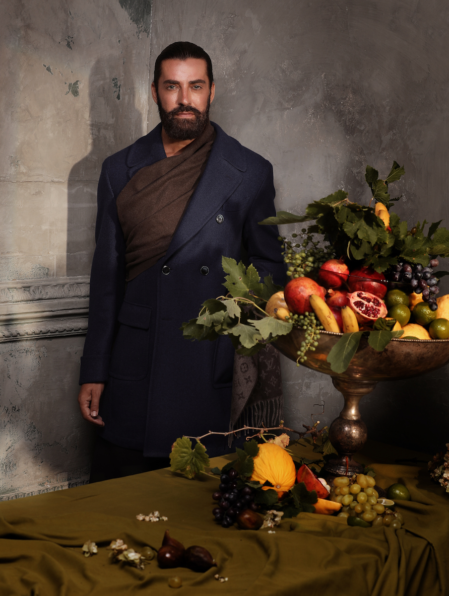 Пиджак, LUIGI BIANCHI MANTOVA. Брюки, GIORGIO ARMANI. Шарф, LOUIS VUITTON