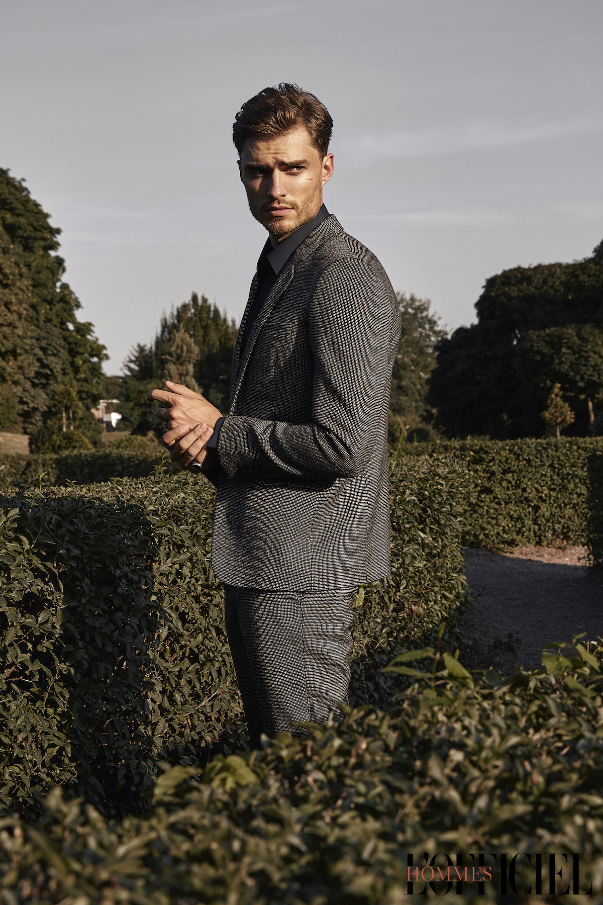 Сорочка Dolce & Gabbana, костюм Saint Laurent