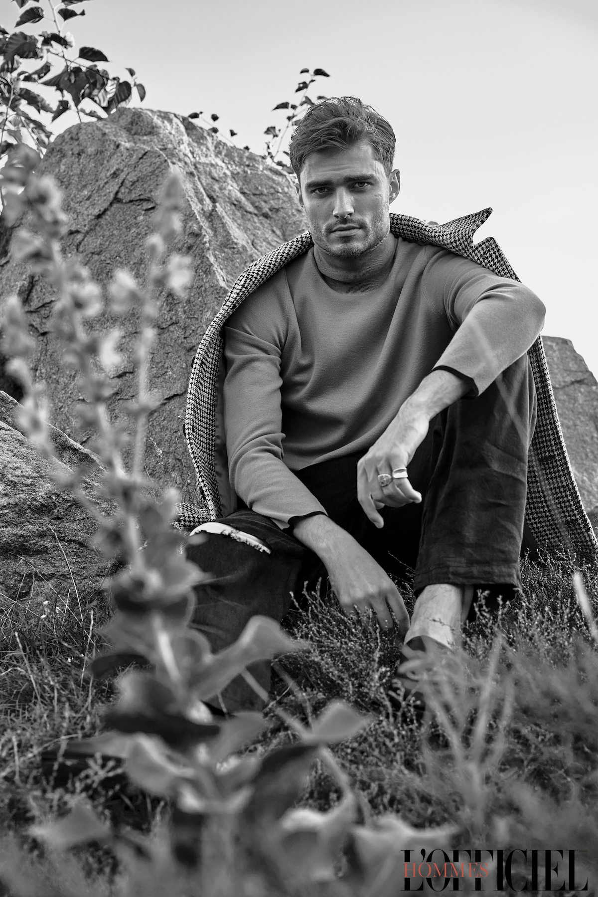 Пальто и водолазка – Sandro, брюки и мюли – Frolov