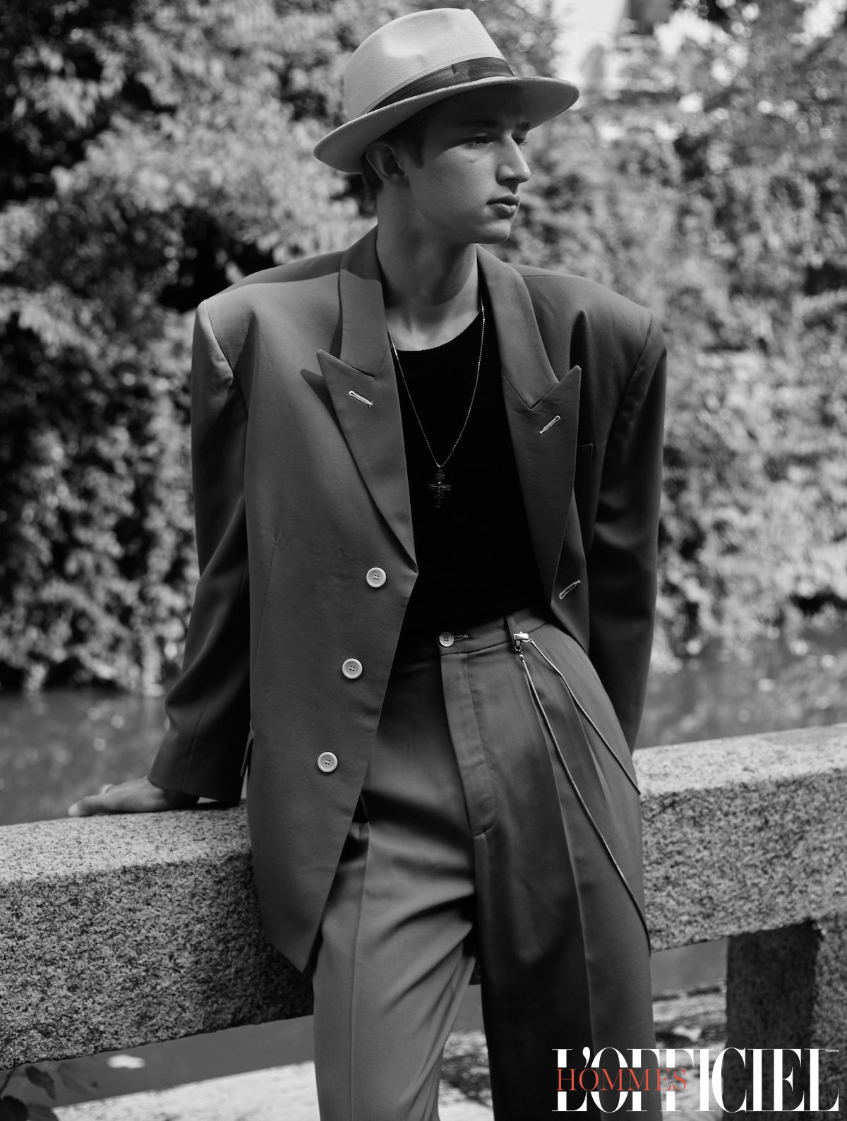 Костюм Magliano, жилет Michael Kors, шляпа Borsalino