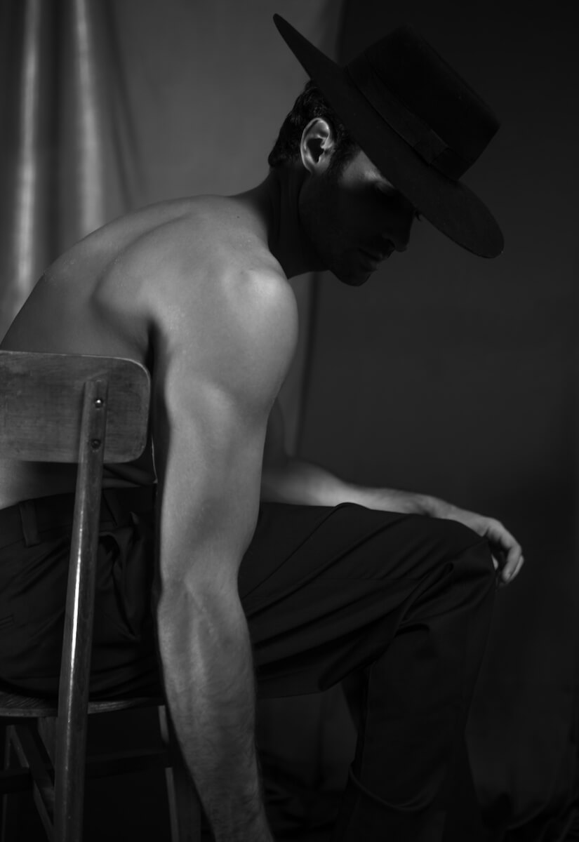 Брюки Versace, шляпа – винтаж