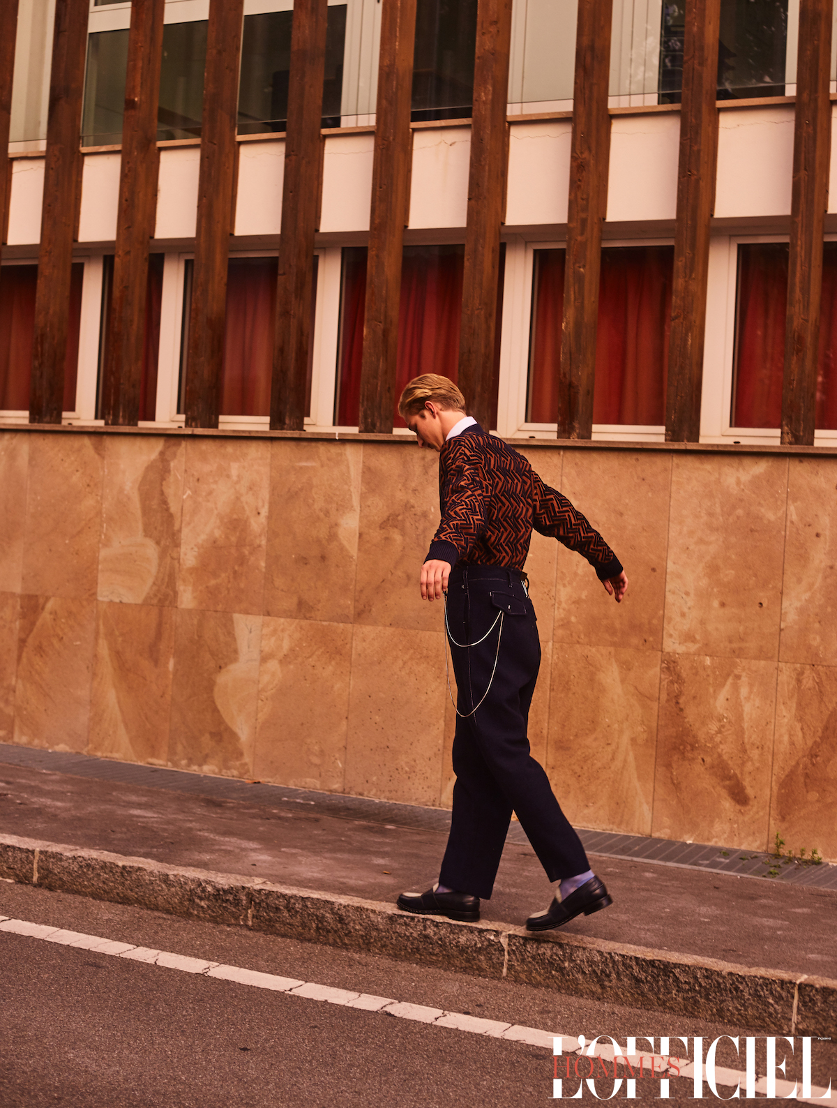 Свитер и рубашка – Cerruti 1881, брюки и обувь – Andrea Pompilio, носки Bresciani