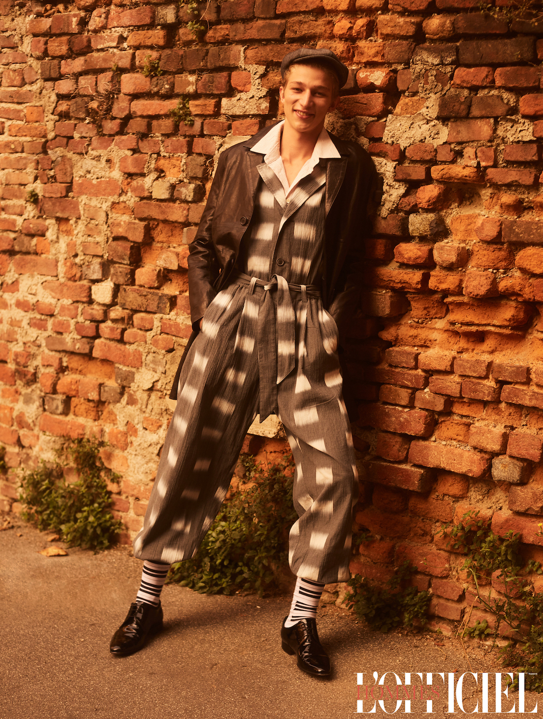 Кожаная куртка Bikkembergs, куртка, рубашка и брюки – Issey Miyake Men, обувь Moreschi, носки Bresciani, кепи Pence 1979