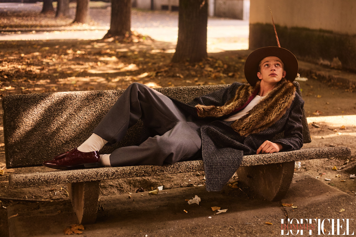 Пальто Antonio Marras, жилет Bikkembergs, брюки Cini Venezia, обувь Testoni, носки Bresciani, шляпа Panizza 1879