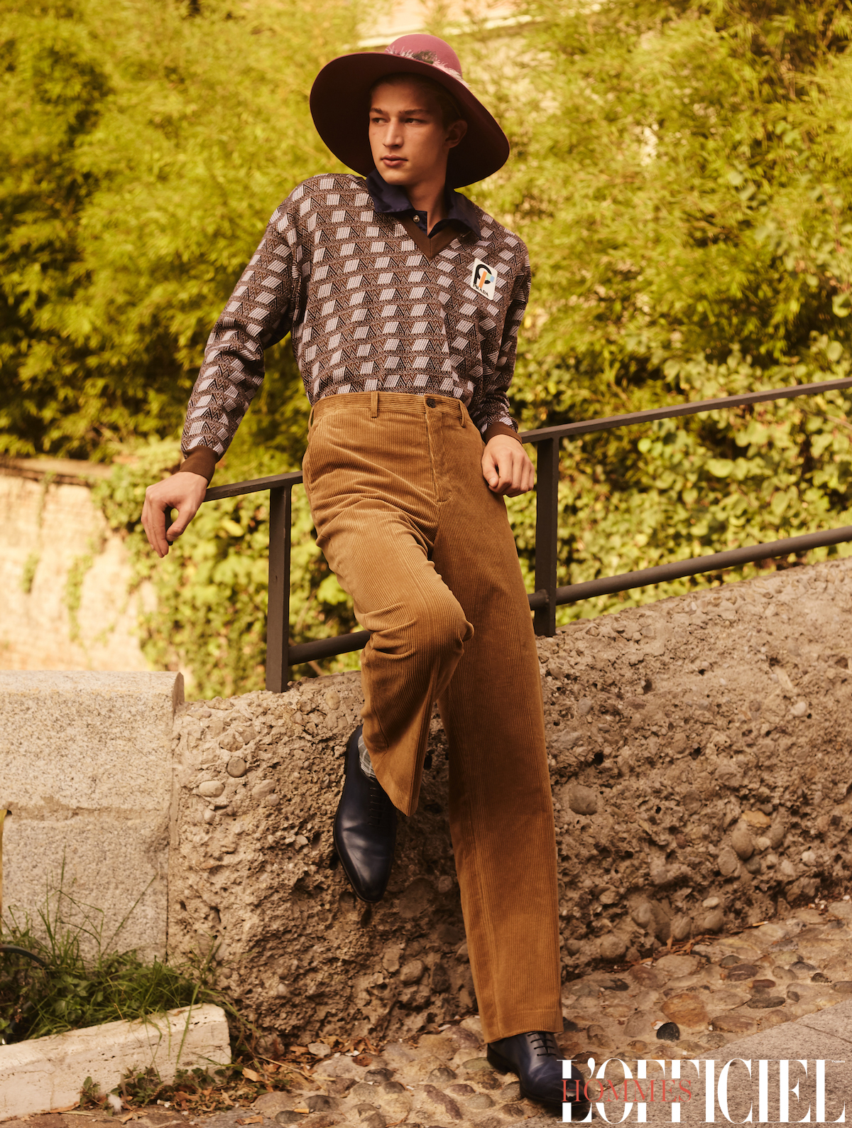 Свитер, рубашка и галстук – Prada, брюки Michael Kors, обувь Moreschi, носки Bresciani, шляпа Borsalino