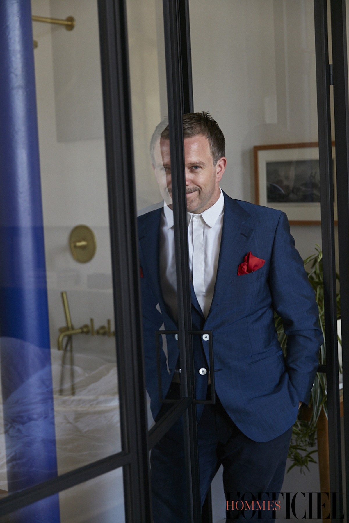 Брюки A.P.C, пиджак Isaia, сорочка собственность героя 