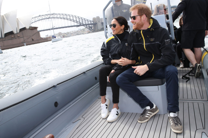 Меган Маркл в джинсах Outland и кроссовках Vejas