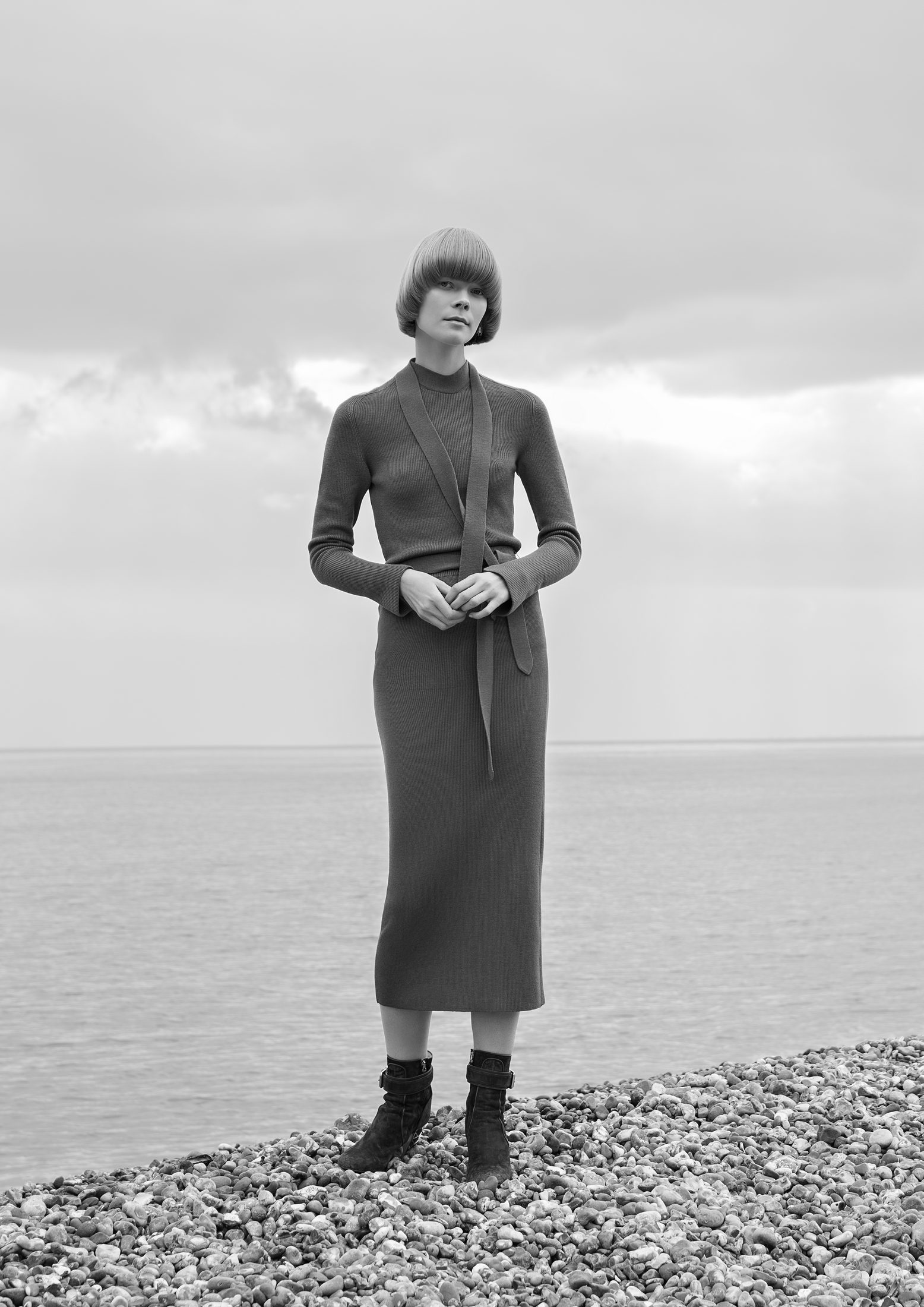 Топ и юбка Nanushka, ботинки Rebecca Bjornsdotter, серьги Joumanna