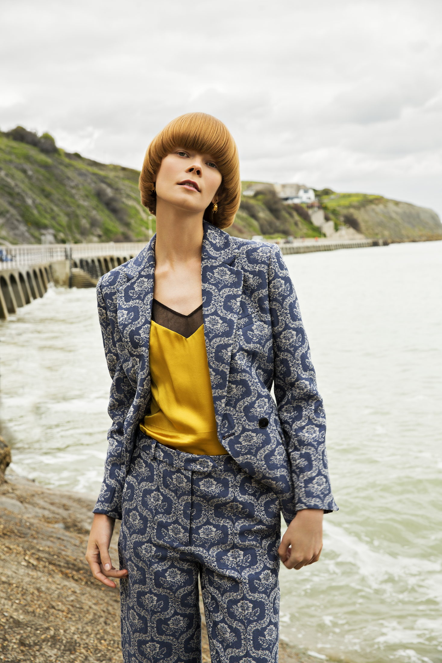 Пиджак и брюки Vilshenko, топ Gucci, серьги Alex Monroe