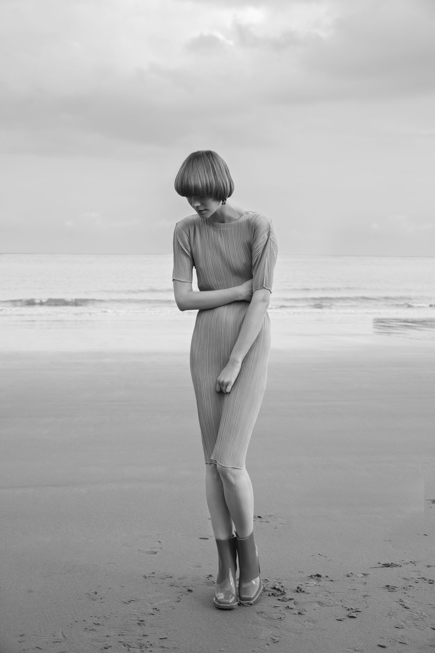 Платье Jil Sander, сапоги Melissa, серьги Joumanna