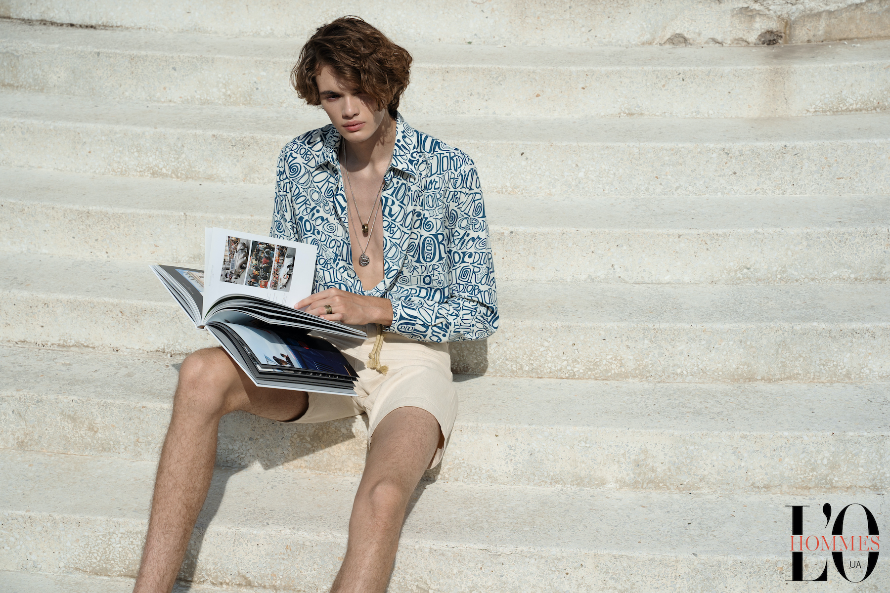 Рубашка Dior Men, шорты Nanushka, украшения — собственность стилиста