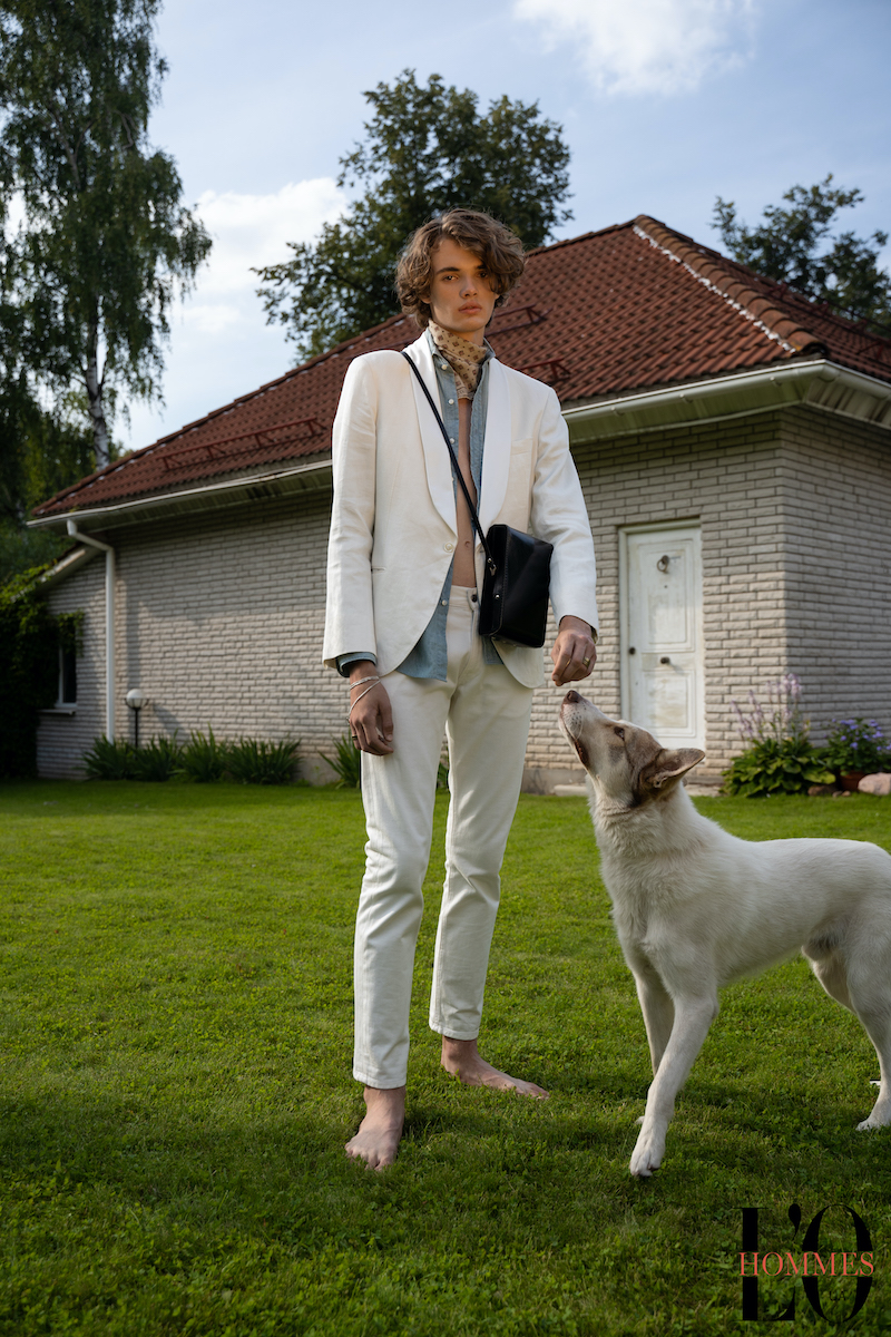 Пиджак и шарф — Brunello Cucinelli, рубашка Ralph Lauren Purple Label, джинсы Maison Margiela, украшения — собственность стилиста