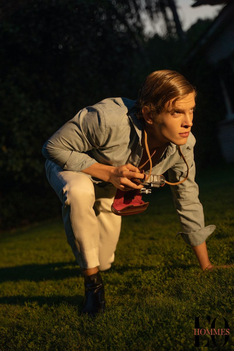 Брюки Brunello Cucinelli, рубашка Saint Laurent, обувь Dolce & Gabbana 