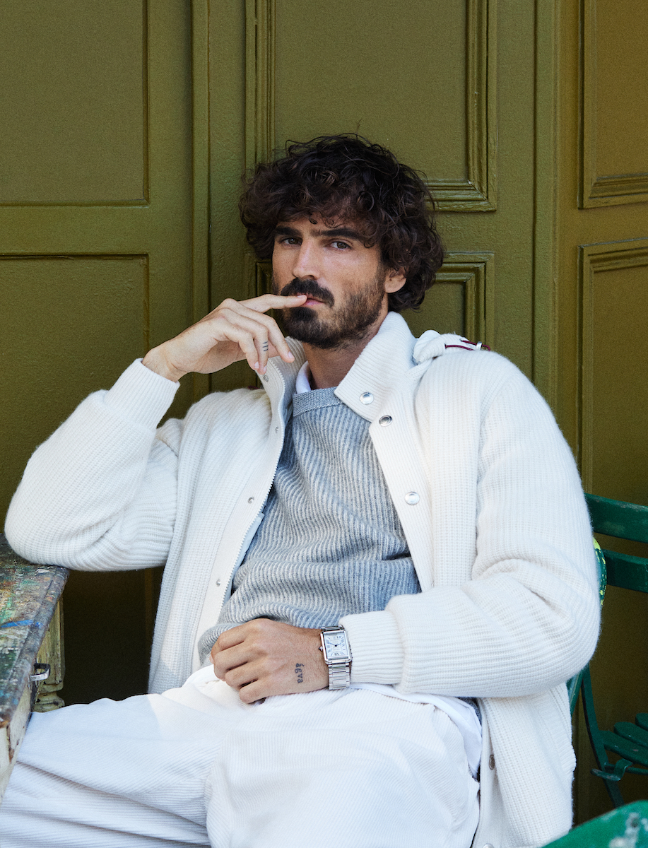  Вязаная куртка, пуловер, брюки — Brunello Cucinelli, часы Tank Must De Cartier, Cartier 