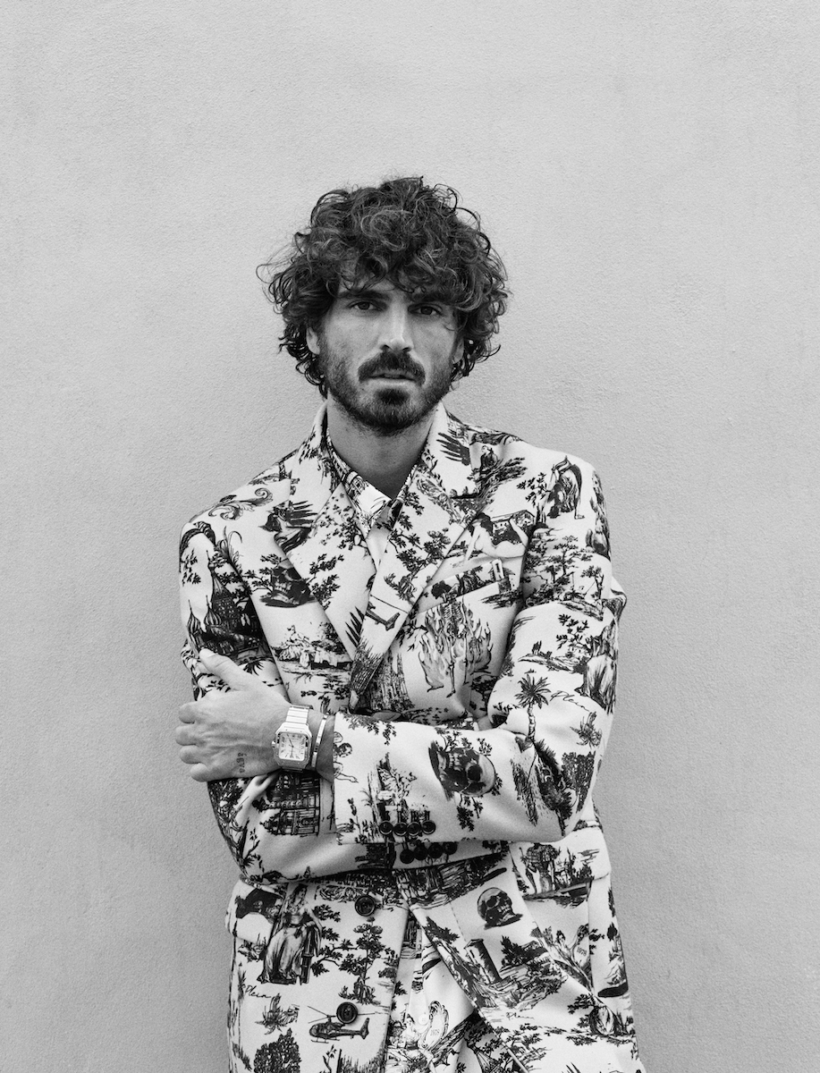 Рубашка, пиджак, брюки — Philipp Plein, часы, браслет — Cartier