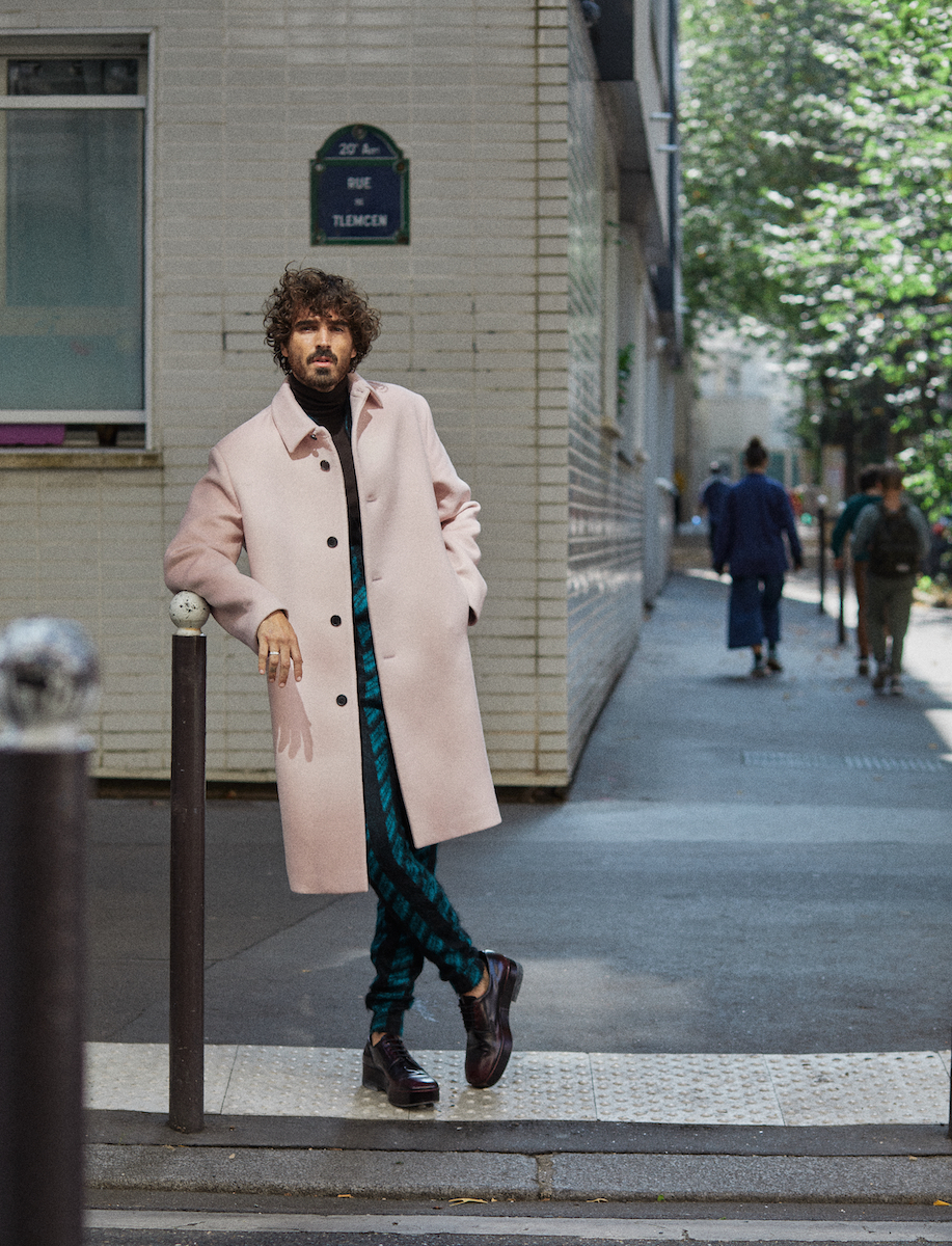 Водолазка, комбинезон, пальто, туфли — Prada. кольцо Love, Cartier