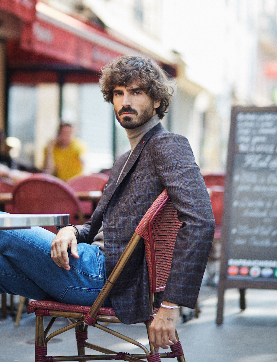 Водолазка, пиджак, джинсы — Isaia, браслет Clash De Cartier, Cartier 