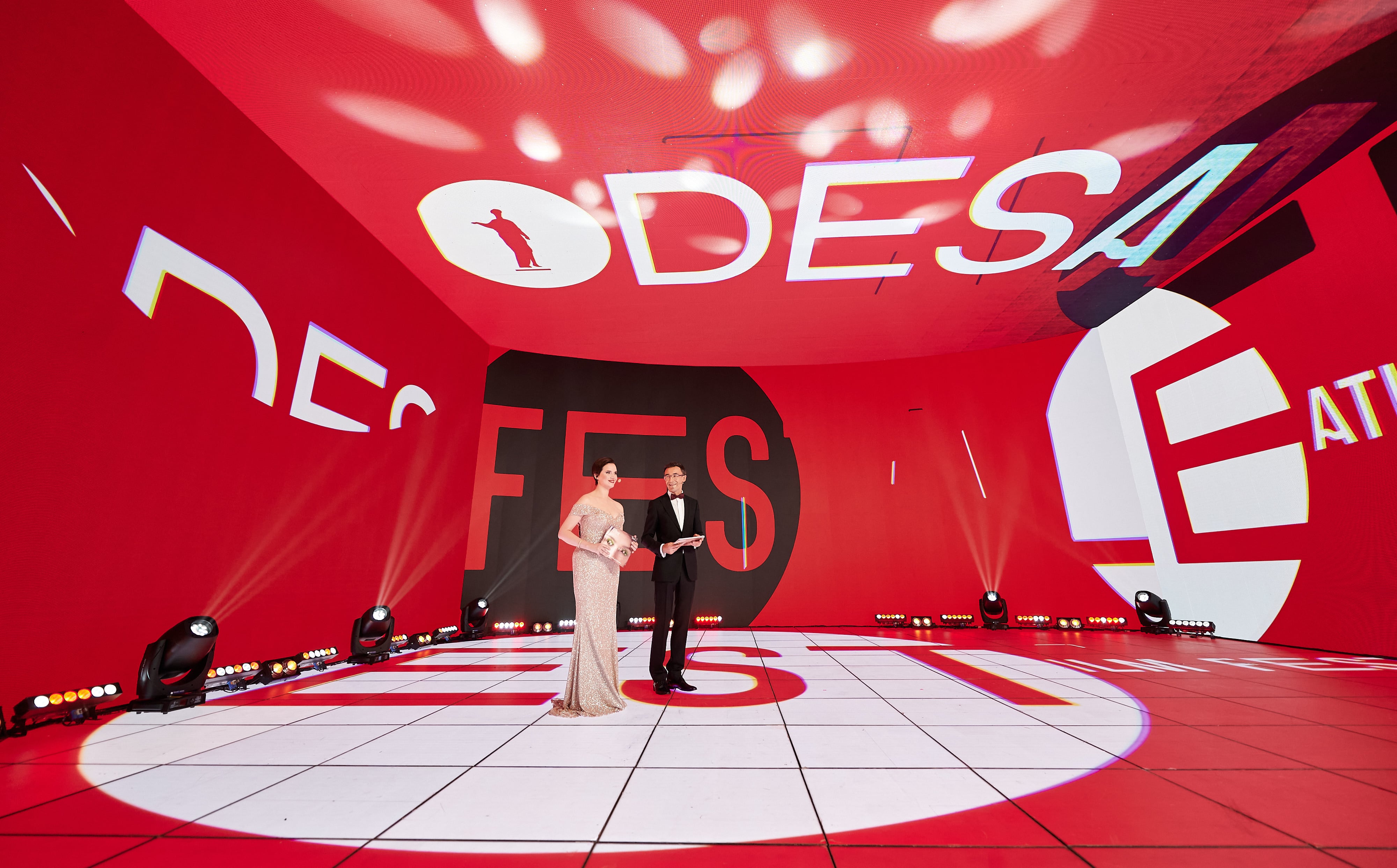 Янина Соколова и Олег Панюта, ведущие церемонии закрытия 11-го ОМКФ