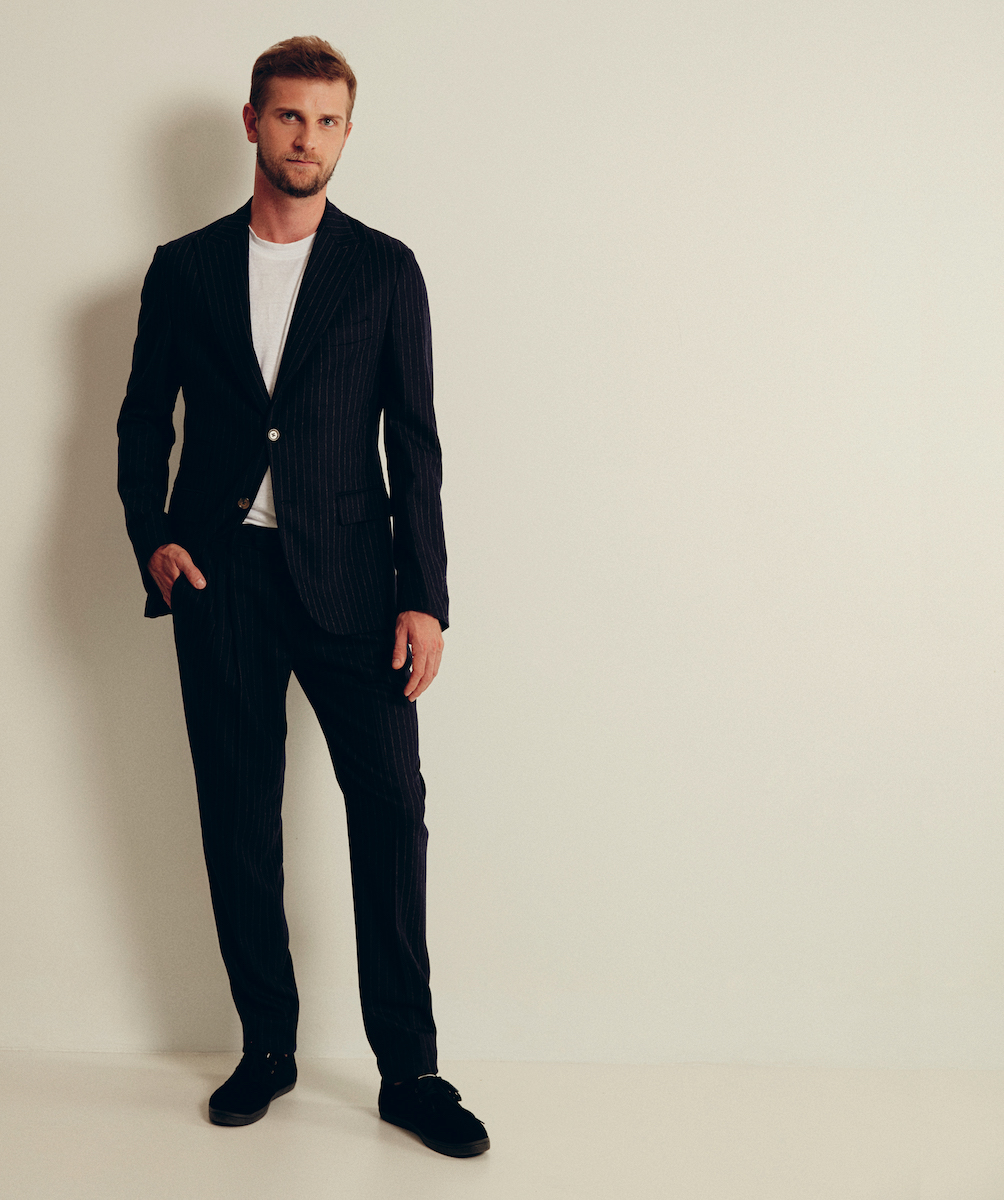 На Кирилле: Футболка Fedeli, пиджак, брюки — Eleventy, кеды Fred Perry (Helen Marlen Mandarin) 