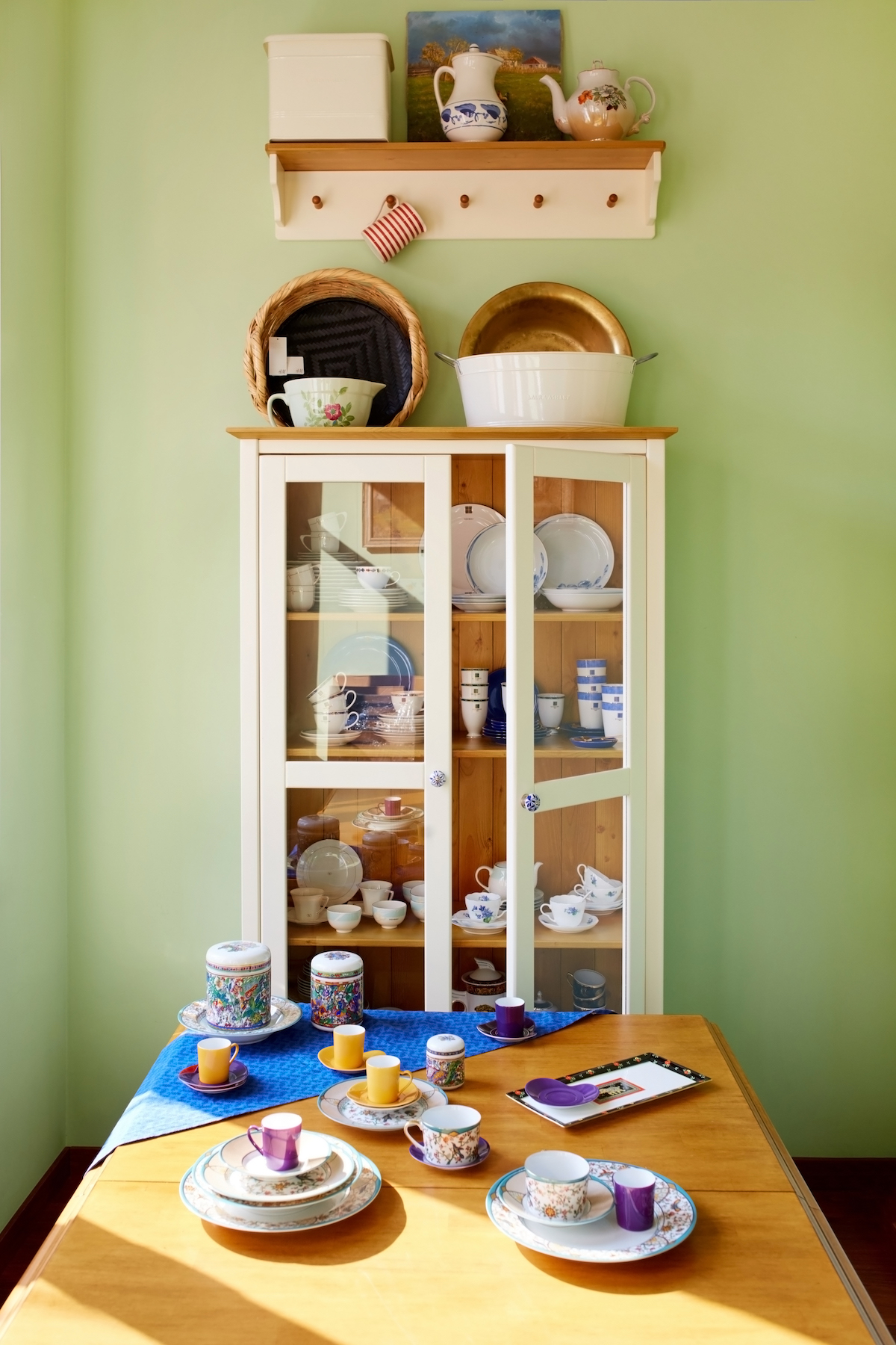 Столовый фарфор, произведенный Yamaka, YSL La Maison, GIVENCHY; Столовый набор на две персоны, CHRISTIAN DIOR; Кофейные чашки, фарфор, произведенный во Франции, YSL 