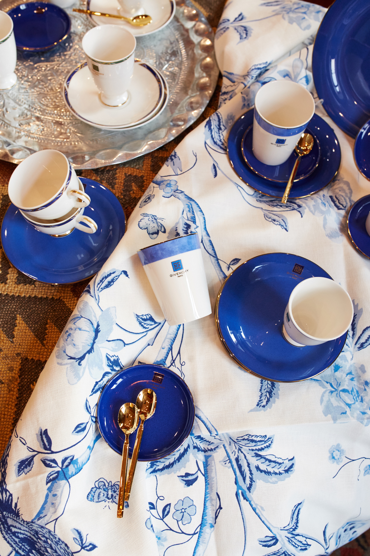 Столовый фарфор из разных коллекций, произведенный Yamaka, Givenchy 