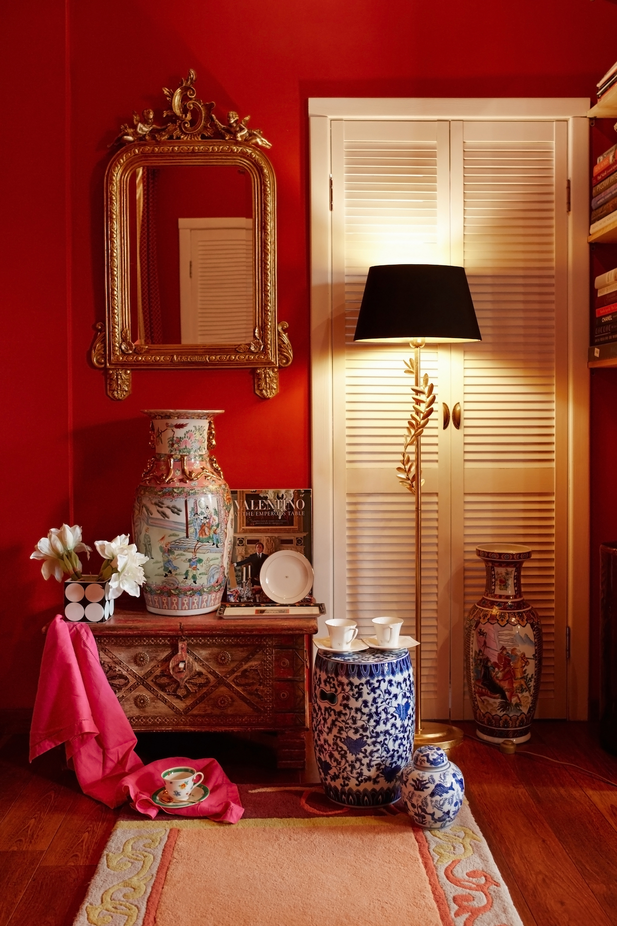 Блюдо, пирожковая тарелка, кофейные чашки и блюдца, чайная чашка  и блюдце, произведенные Yamaka и Sango, Valentino Garavani 