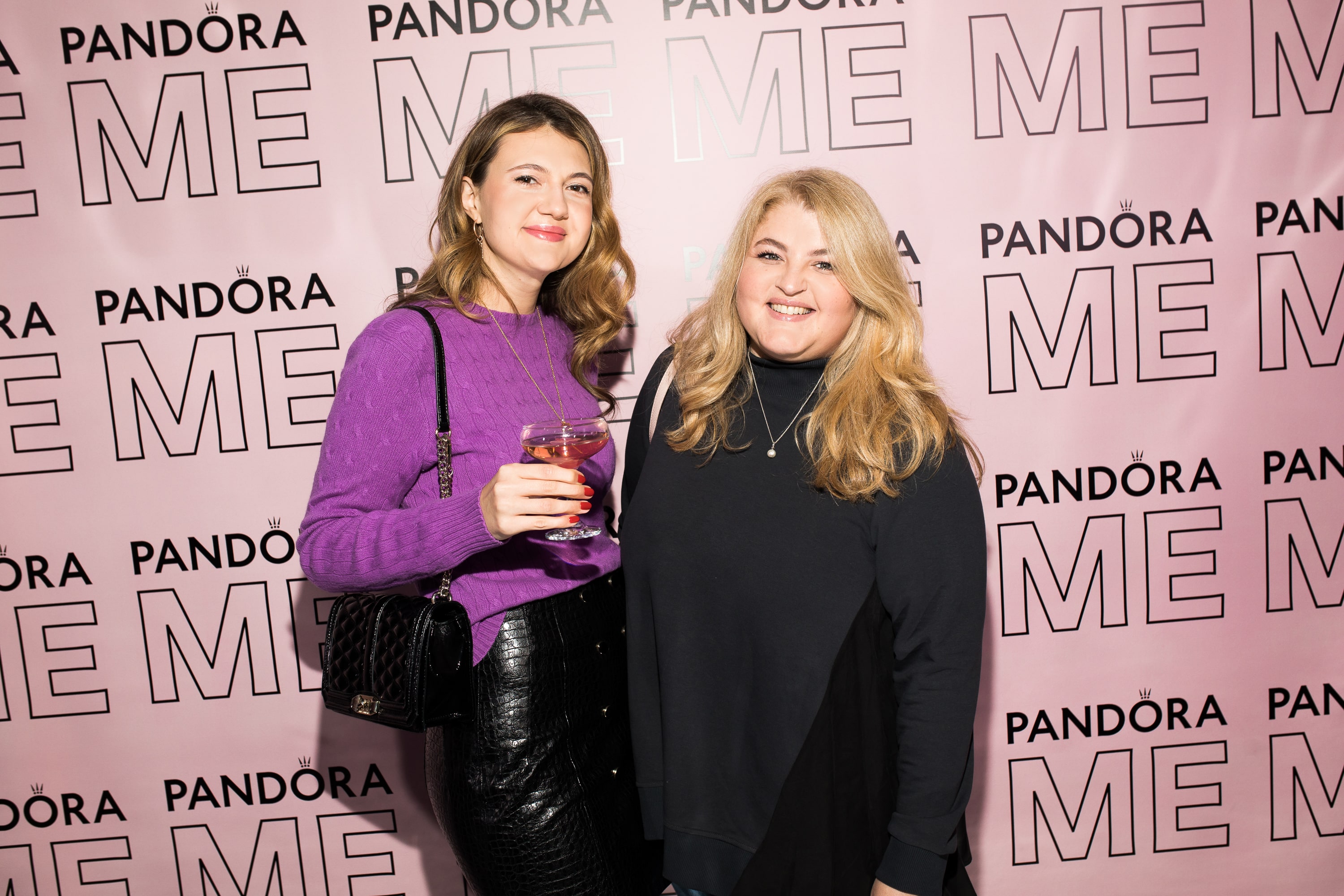 Справа: Діана Суворова