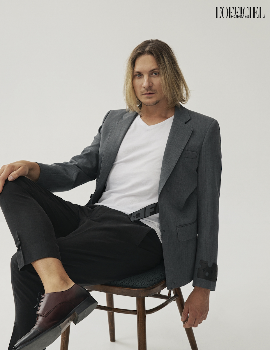 Пиджак, OFF-WHITE. Брюки, VINCE (HELEN MARLEN MANDARIN). Футболка, туфли, собственность героя. При создании образа использована пудра для волос Spray Powder, STMNT