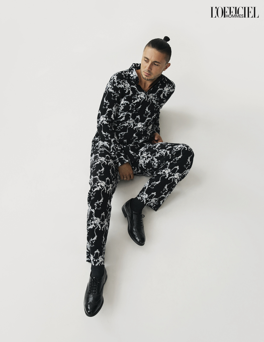 Рубашка, брюки, THEO. Туфли, собственность стилиста. При создании образа использована Шампунь для волос, STMNT